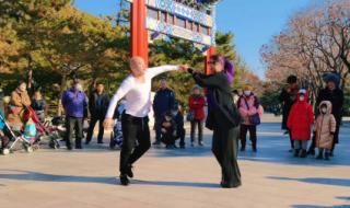 有谁知道心在跳,情在烧女声版是谁唱的 心在跳情在烧歌词