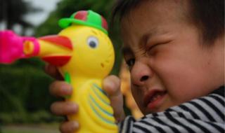 男子被小男孩拔腿毛